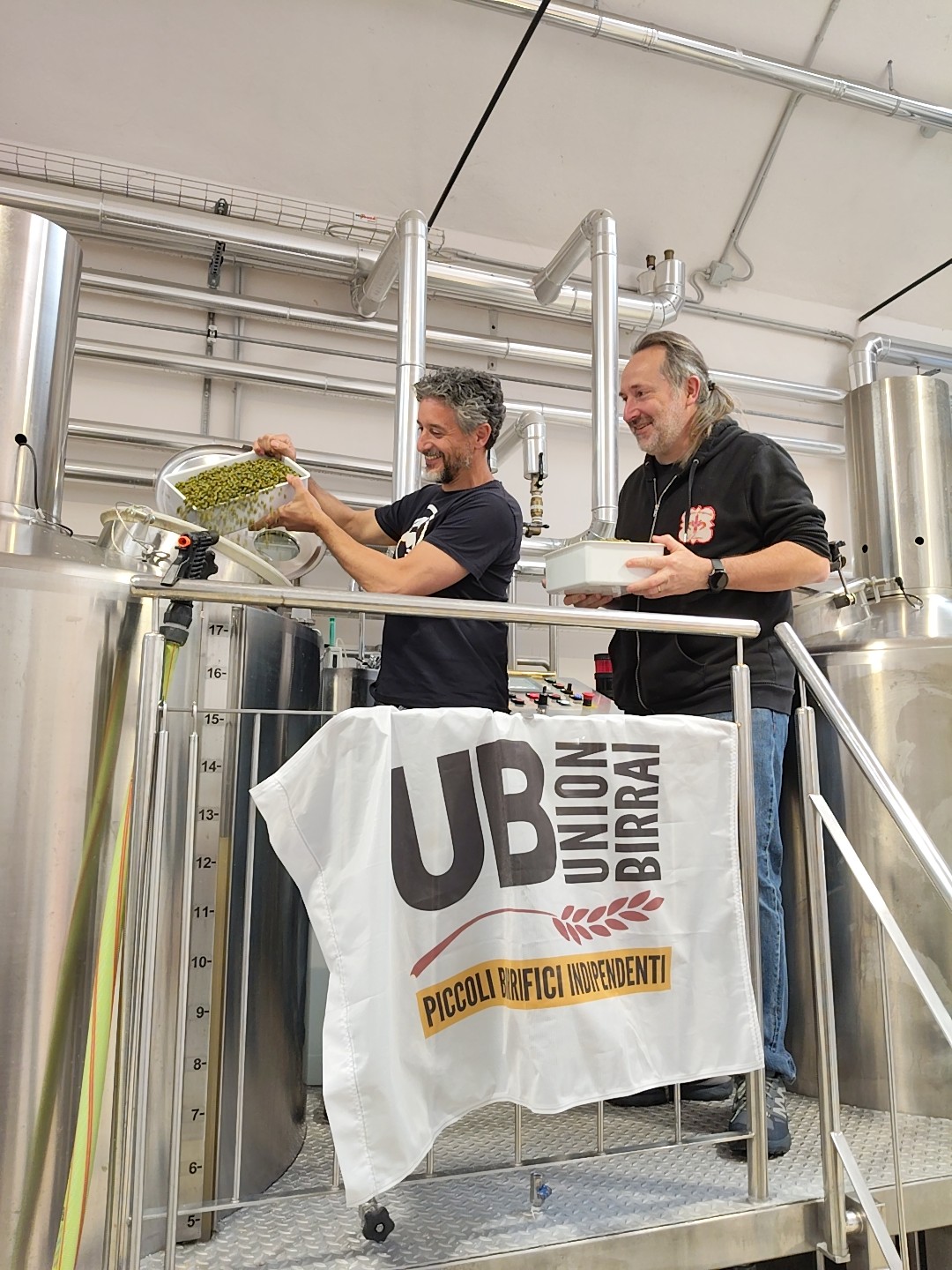 Birraio artigianale al lavoro